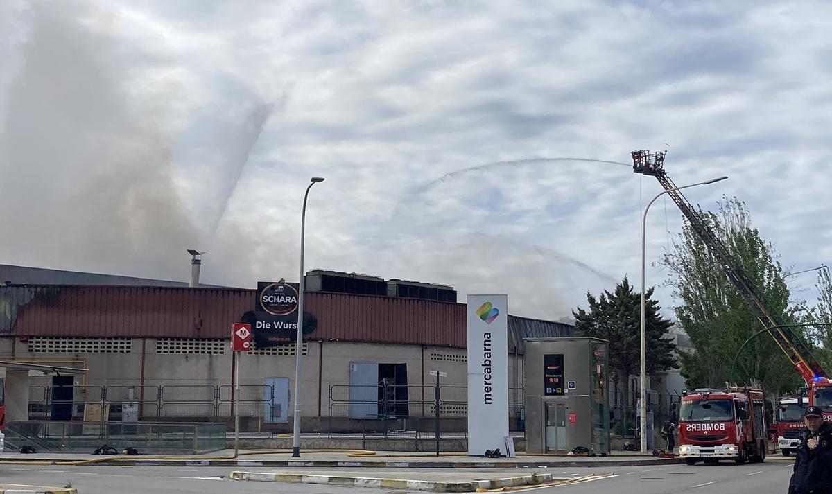 Incendio en la nave de la empresa cárnica Schara en Mercabarna.