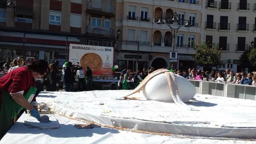 Hornazo gigante en Fernán Núñez por Jueves Lardero