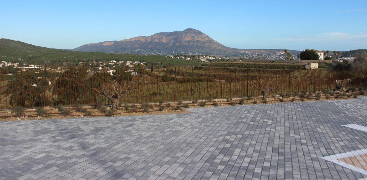 El aparcamiento funciona como excepcional mirador; al fondo, el Montgó
