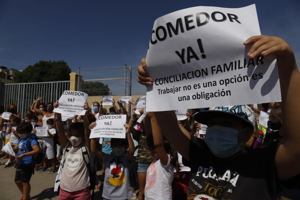 Las familias protestaron montando su propio comedor móvil en plena calle, reivindicando así su situación y exigiendo soluciones urgentes a las administraciones pertinentes.