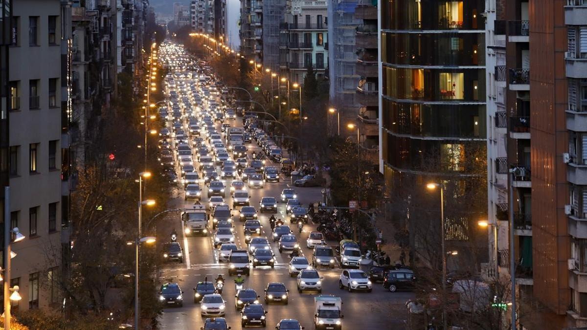 La calle de Aragó, repleta de vehículos, este jueves por la tarde.