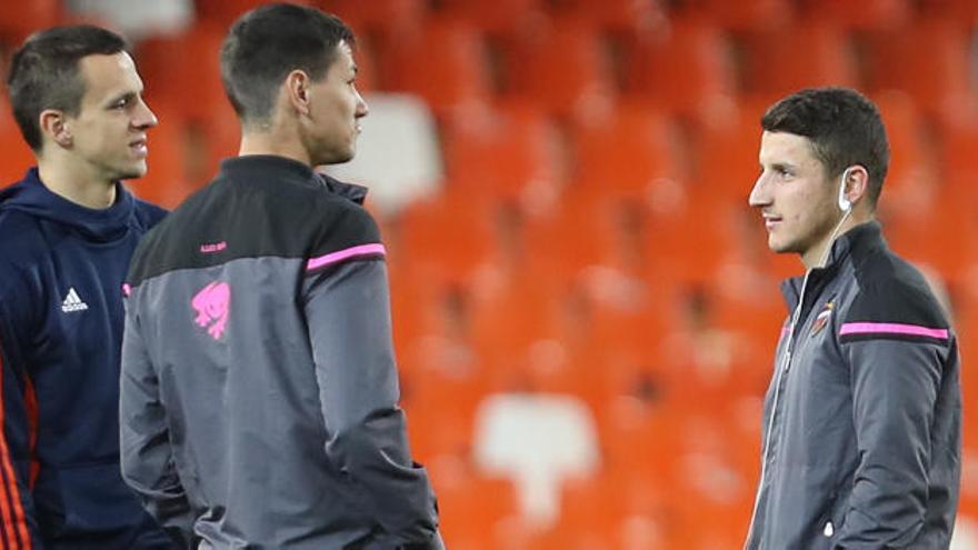 Lukic, junto a Bardhi y el entonces valencianista Maksimovic en Mestalla.