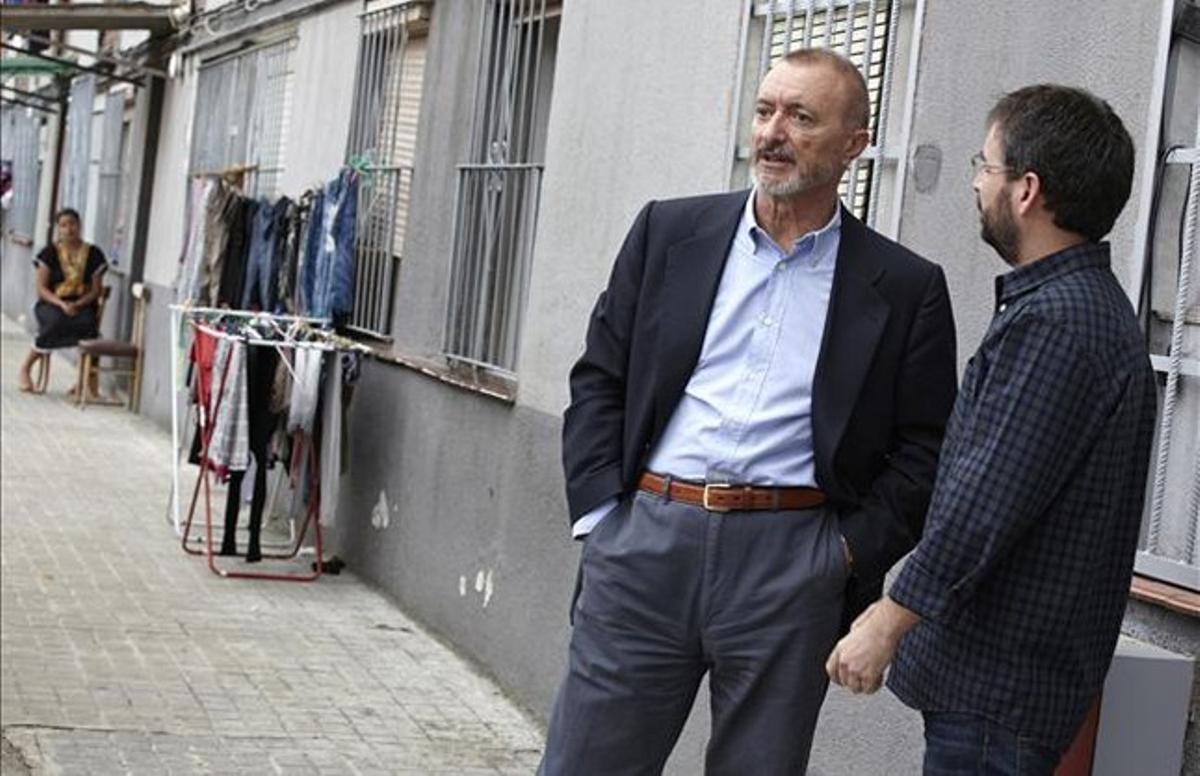 Jordi Évole i Arturo Pérez Reverte, en un carrer de Ciutat Meridiana. Jordi Évole i Arturo Pérez Reverte, en un carrer de Ciutat Meridiana.