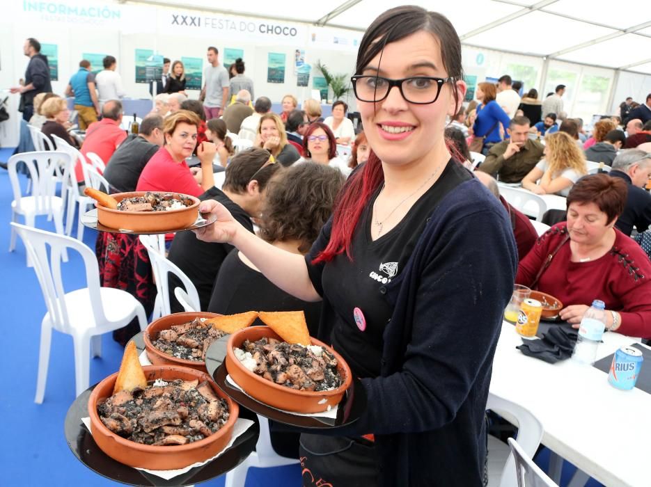 La cita gastronómica por excelencia de Redondela supera los 9.000 kilos de cefalópodo vendidos y rompe la barrera de las 30.000 personas bajo la carpa