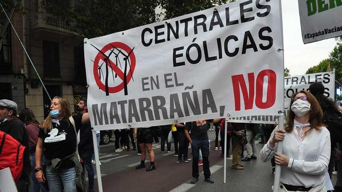 Imagen de archivo de una protesta contra la instalación de centrales eólica en el Matarraña.