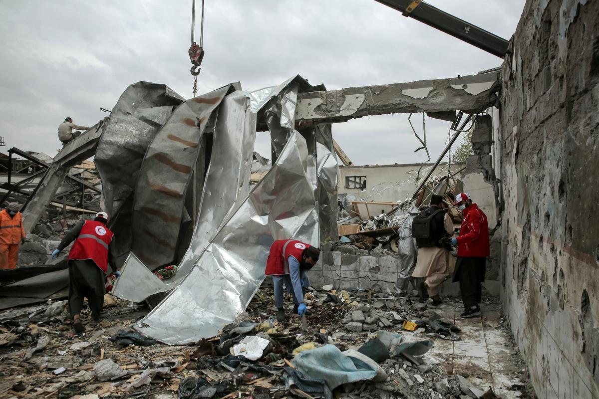 Servicios de salvamento entre los escombros del centro sanitario de Kabul atacado por Pakistán.
