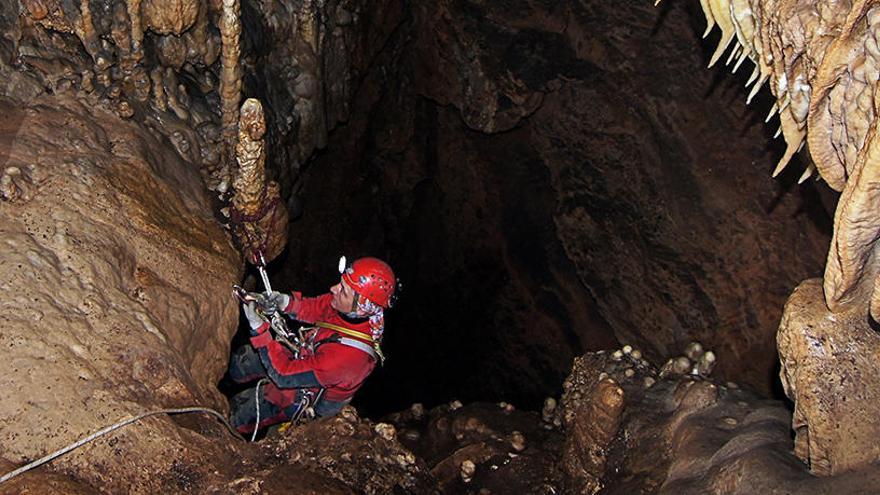 Un espeleòleg baixa per l&#039;avenc Montserrat Ubach