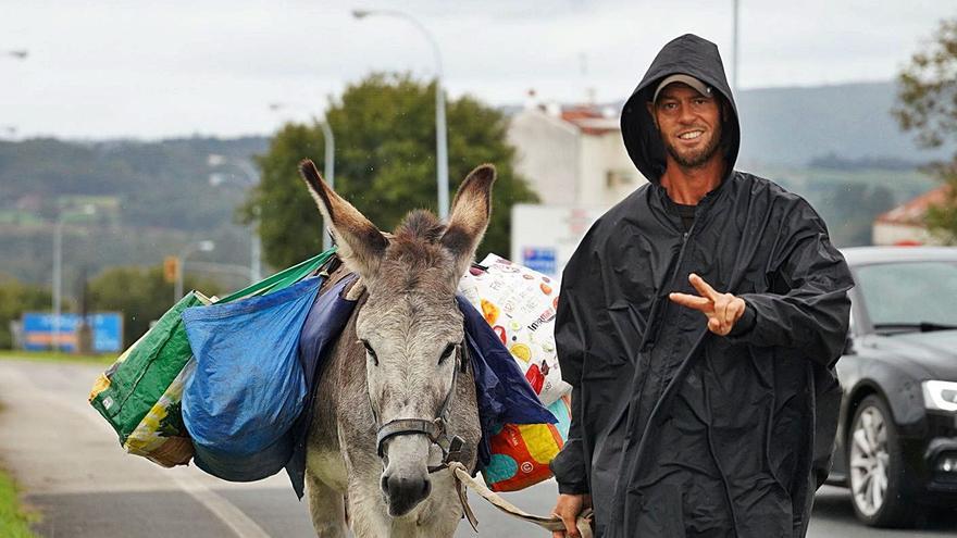 El alemán que compró un burro por internet en el Algarve para echarse a caminar | BERNABÉ