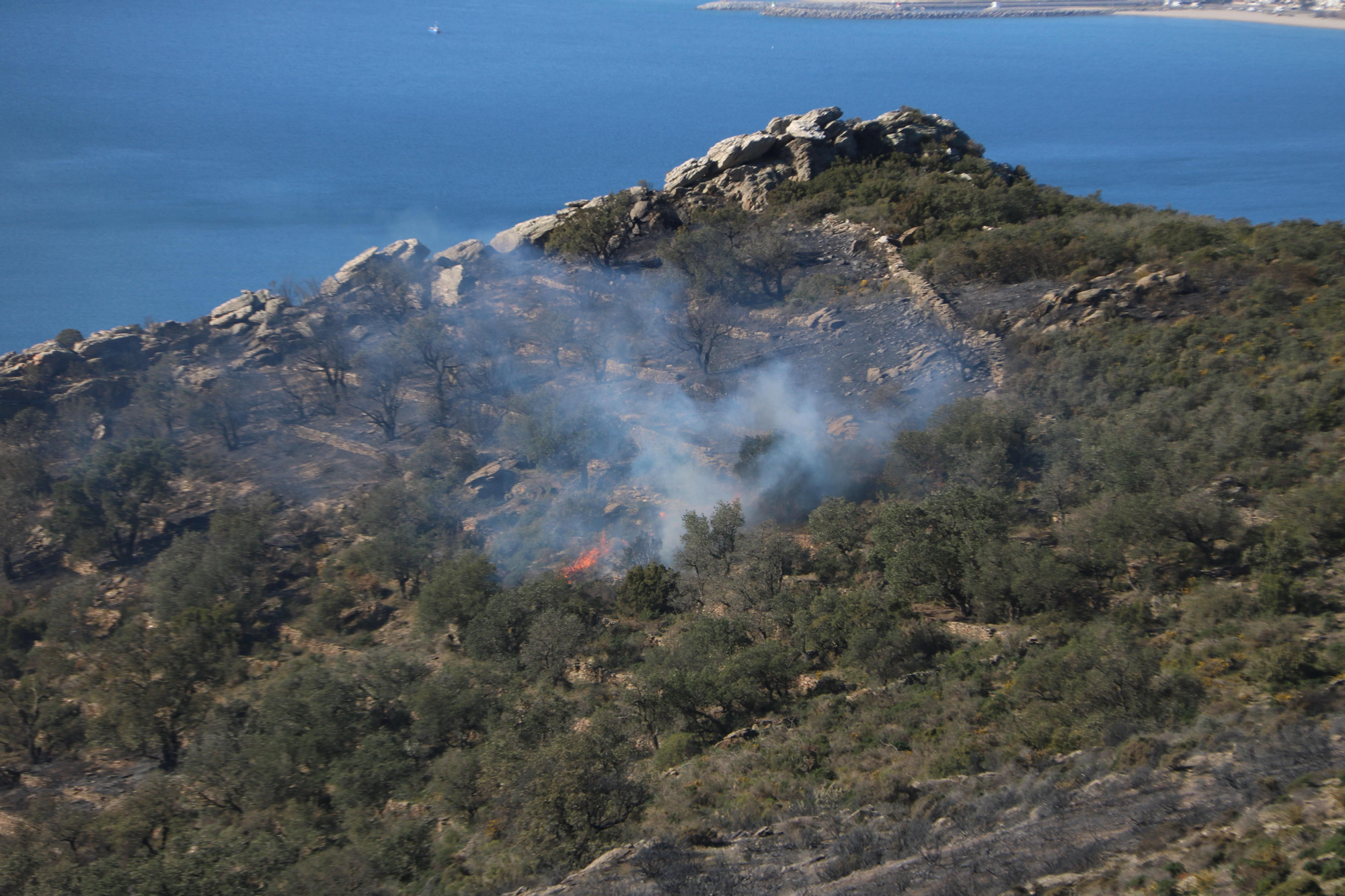 Imatges aèries de l'incendi forestal de Roses