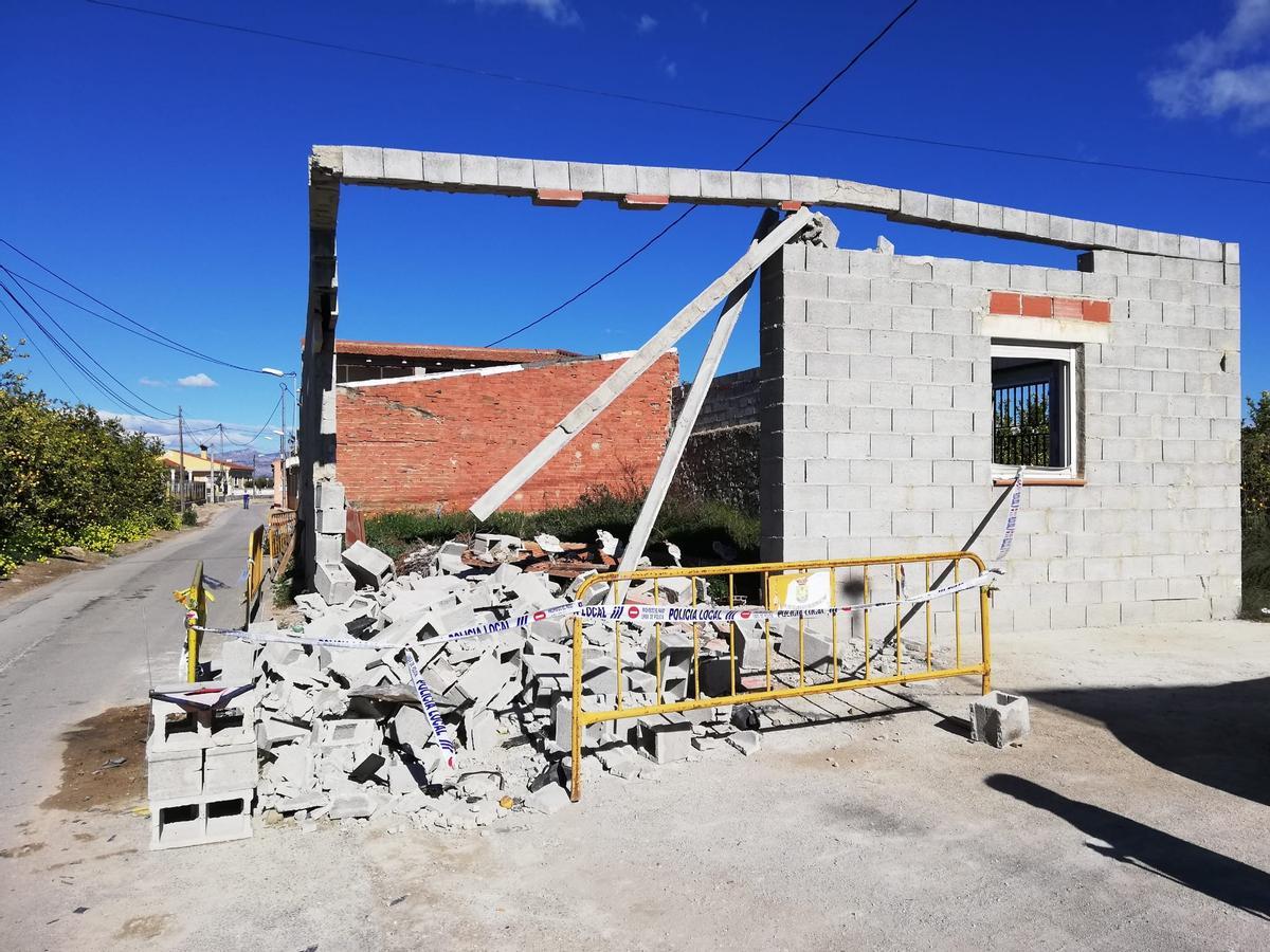 Estado en el que quedó la construcción tras el accidente de un vehículo en 2018