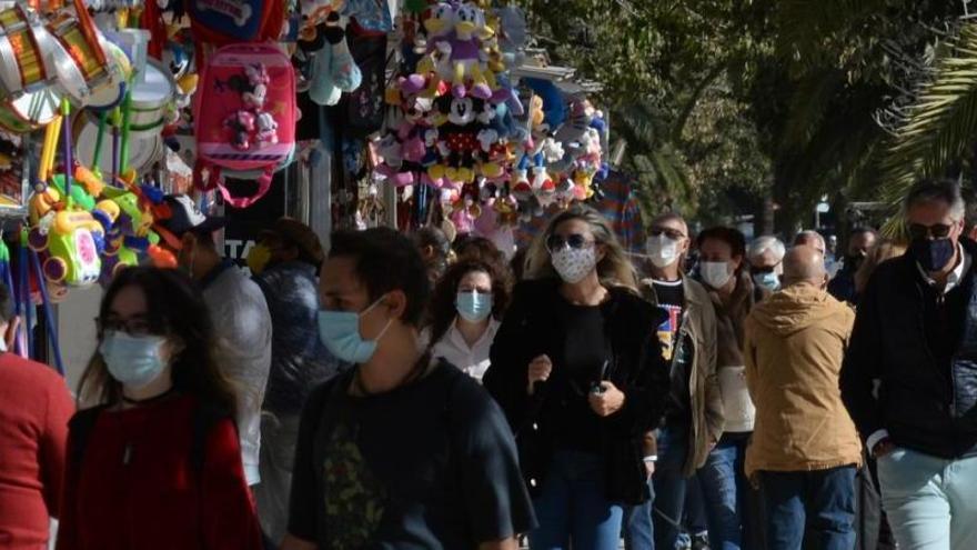 Ambiente en el paseo del Parque, poco antes de que se suavizasen las medidas de restricción en Andalucía