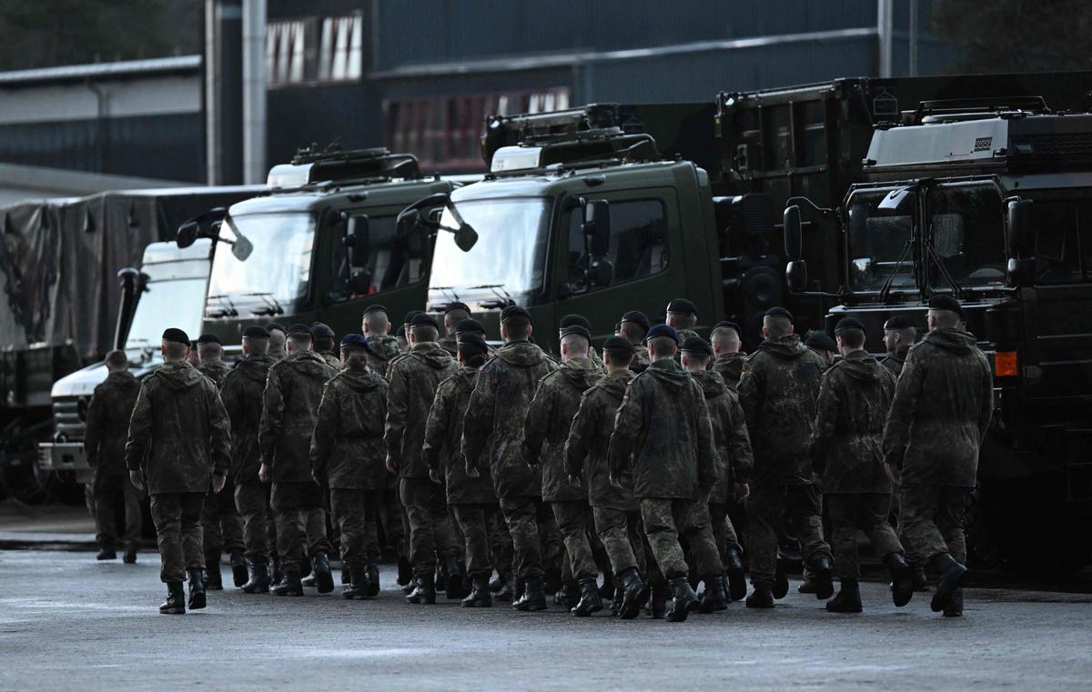 El ministro de Defensa alemán, Boris Pistorius en unas maniobras militares para conocer el tanque Leopard 2