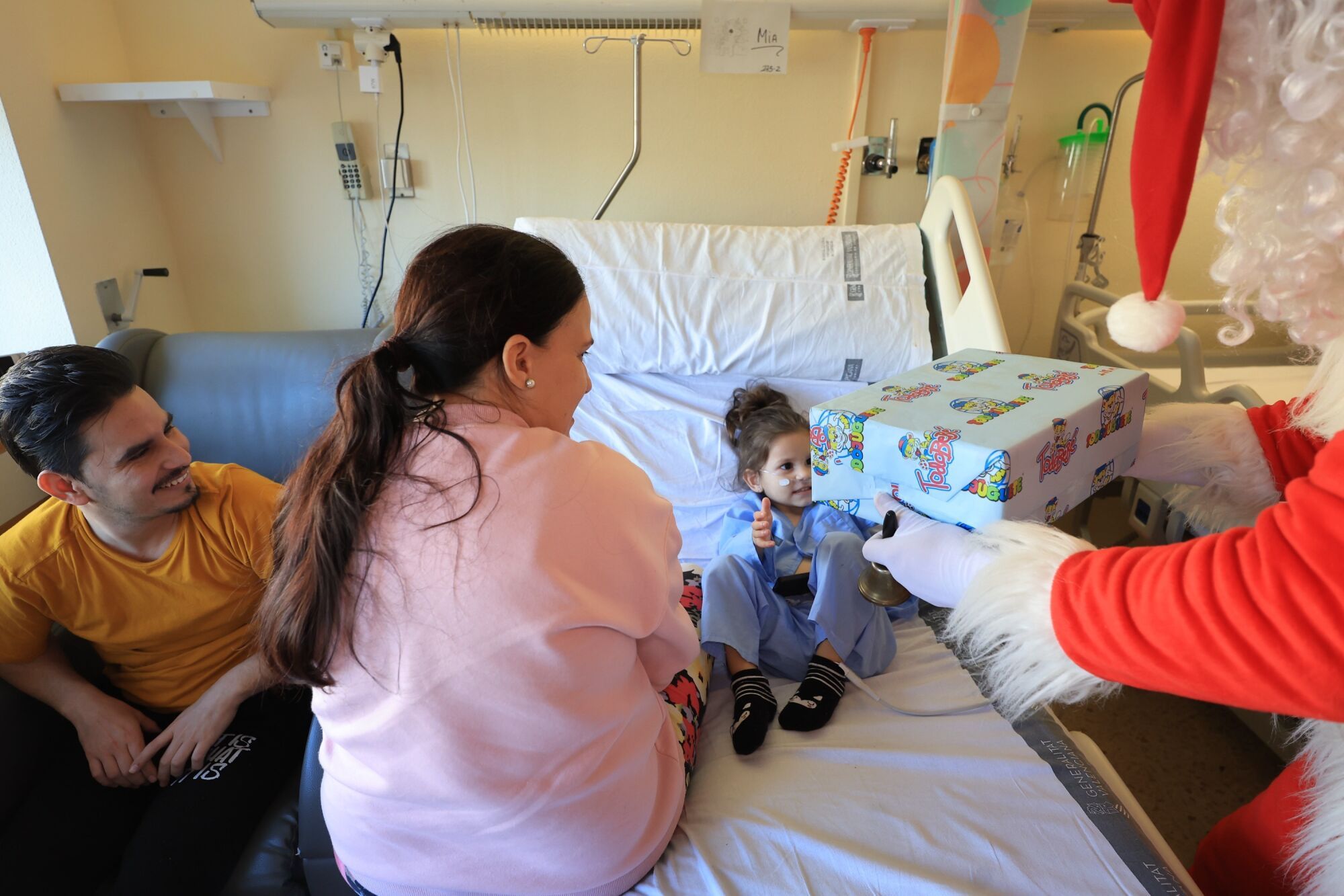 Mediterráneo y Todojuguete reparten ilusión entre los niños hospitalizados