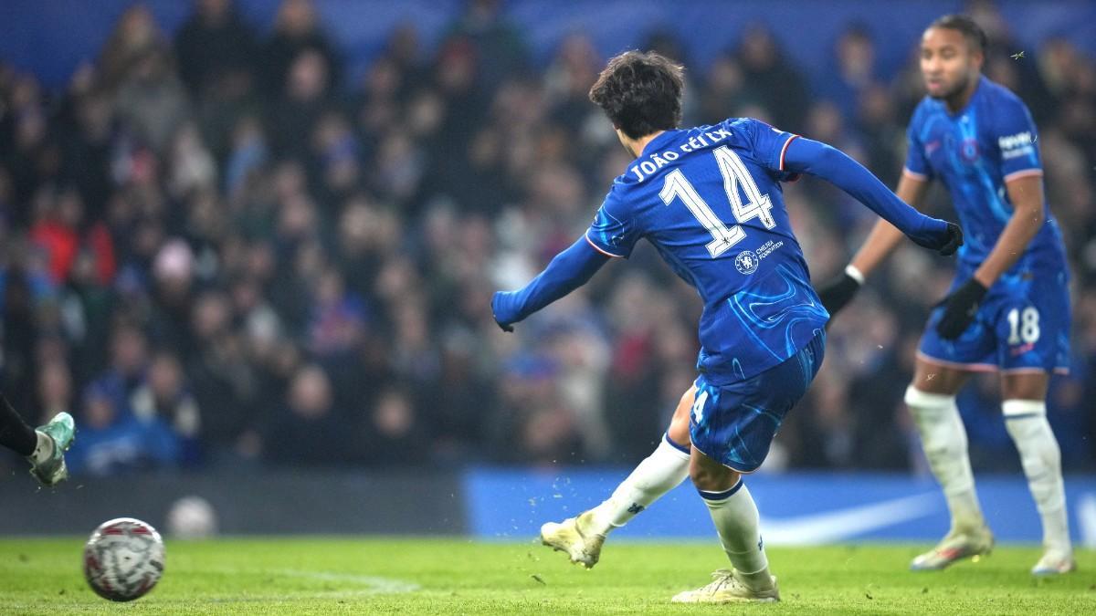 Joao Félix, en el remate con el que se apuntó el primer gol ante el Morecambe