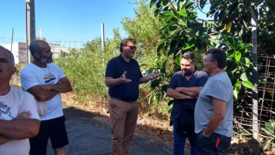 Un instante de la visita del concejal de Servicios Publicos a Santa María del Mar.