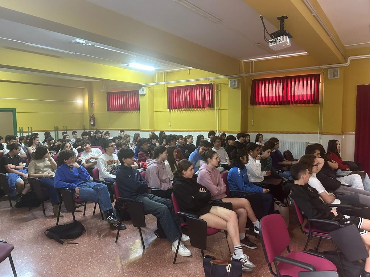 Alumnos del IES Río Nora, durante la charla.