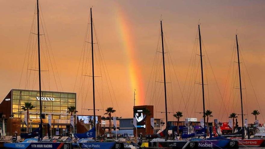 Los barcos de la Volvo Ocean Race, amarrados en Alicante. // Manuel Lorenzo