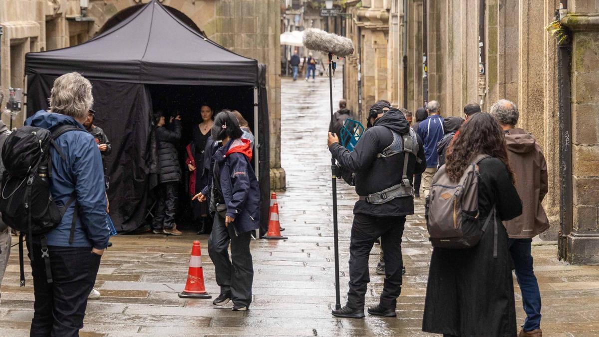 Un momento de los rodajes de la película ‘Outono’ en la rúa do Vilar de Santiago de Compostela, a comienzos de mayo.