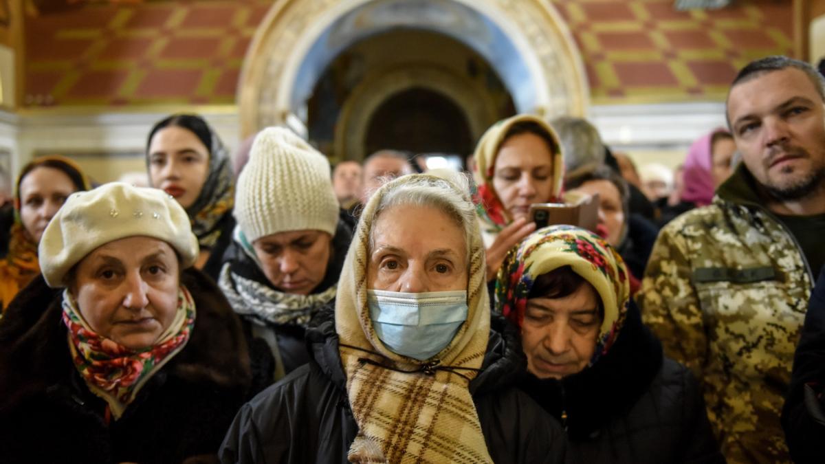 Los fieles asisten al Servicio Divino de Navidad celebrado por Epifanio, cabeza de la Iglesia Ortodoxa de Ucrania.