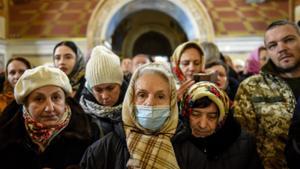 Los fieles asisten al Servicio Divino de Navidad celebrado por Epifanio, cabeza de la Iglesia Ortodoxa de Ucrania.