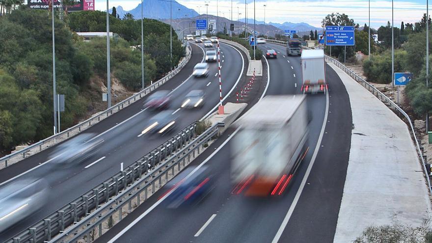 Un alcance provoca dos kilómetros de retenciones en la AP-7 en El Campello