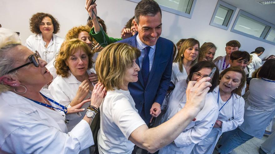 Crónica de la visita de Sánchez al HUCA: un escenario de diseño, un anuncio sin impacto en Asturias (y sin preguntas), un grito soez y selfis con las fans