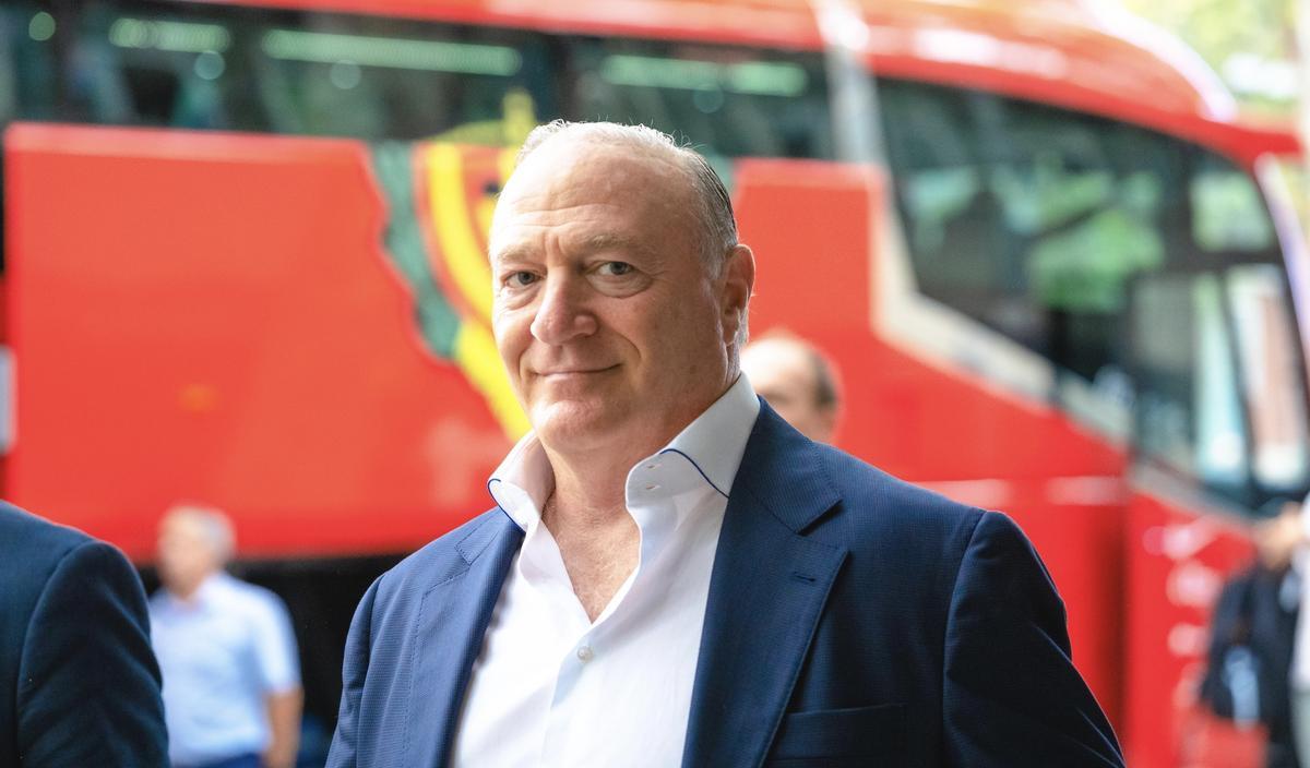 Andy Kohlberg, bajando del autobús antes de un partido del Mallorca.