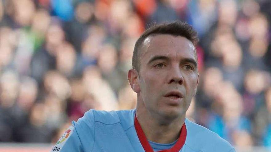 Aspas se señala el escudo tras marcar en el Camp Nou. // Efe