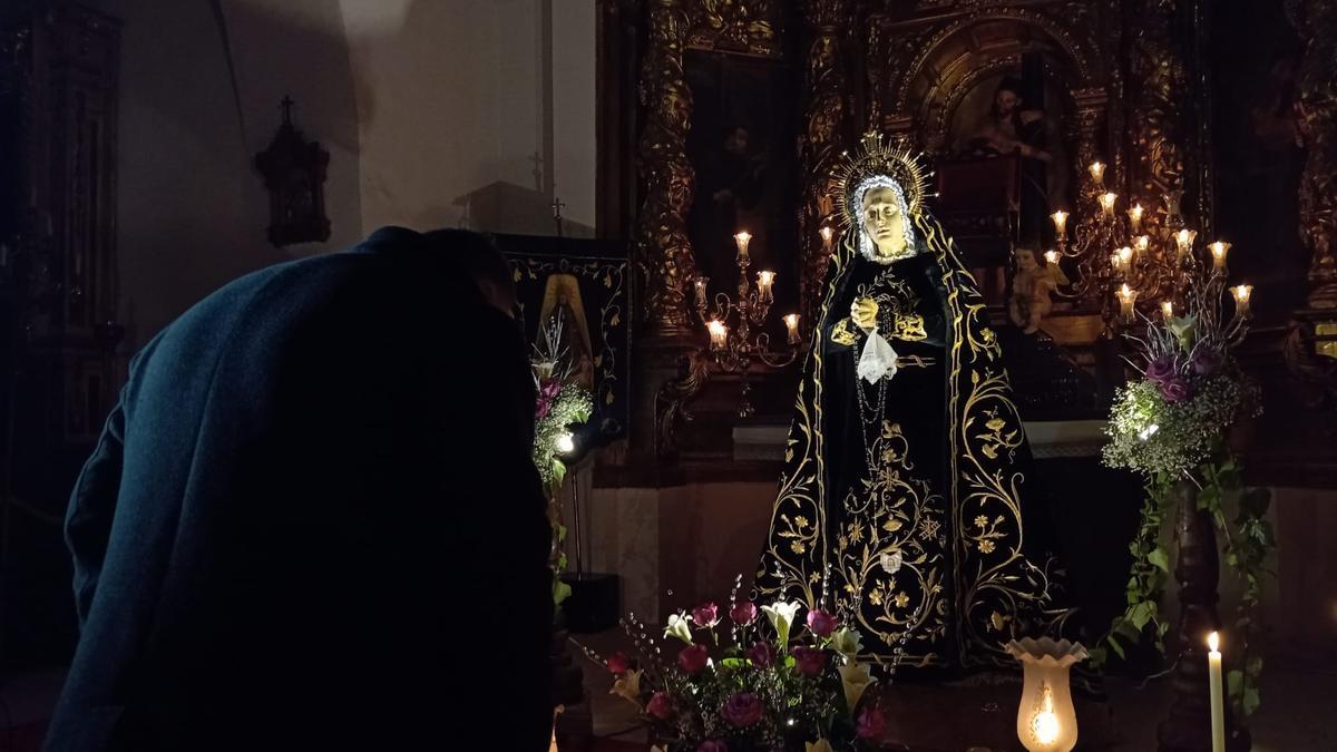 Uno de los asistentes haciendo una reverencia a la Virgen de la Soledad.
