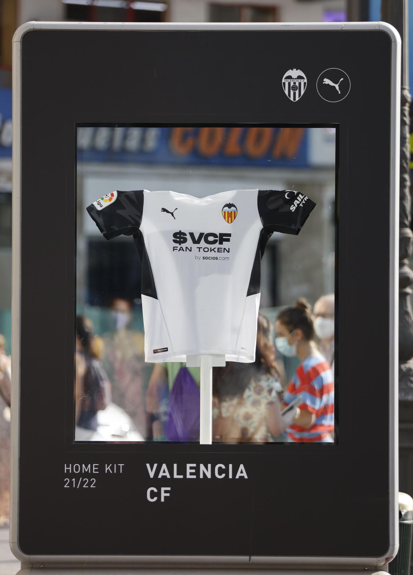 El centro histórico del València se inunda de camisetas