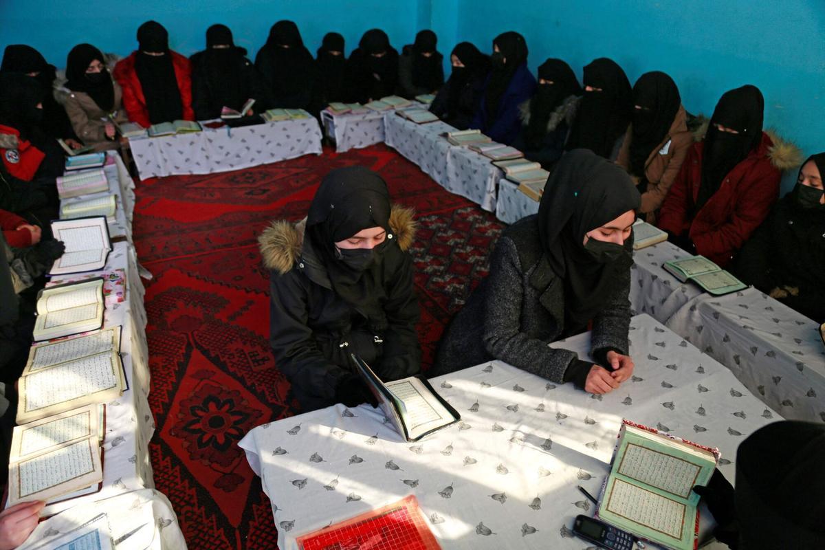 Niñas afganas que aprenden el Corán en una madraza o escuela islámica a las afueras de Kabul