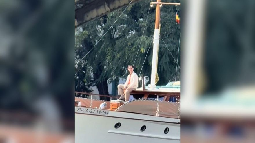 Pillan a Pedro Alonso en un barco por el Puente de Triana en el rodaje de &#039;Berlín&#039;