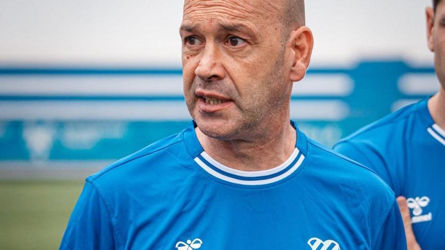 Luis Blasco, entrenador del CE Europa: "Está claro que el Zaragoza es el mejor equipo de la categoría, será un partido complicadísimo"
