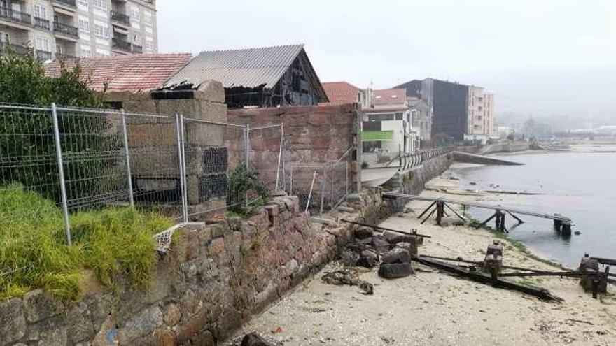 Los astilleros de Moaña, con la estructura que sufrió el incendio en primer término. // Santos Álvarez