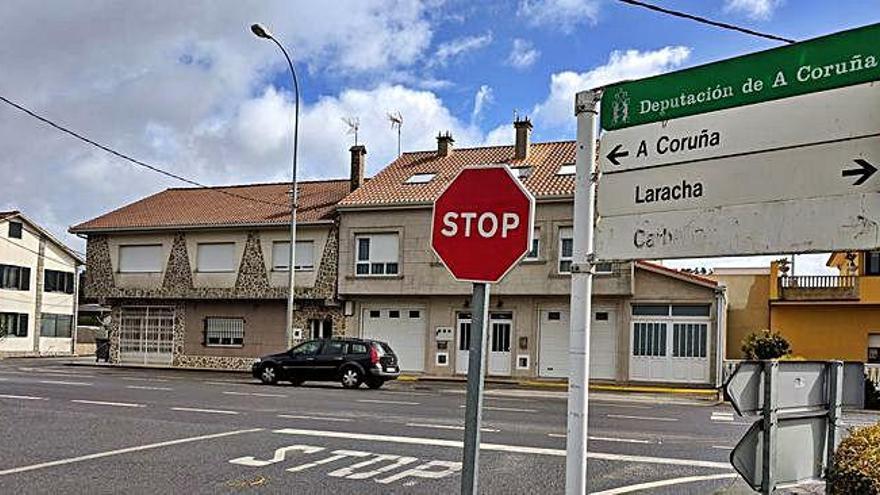 Cruce de Larín en el que el Concello propone la nueva rotonda y el paso de peatones.