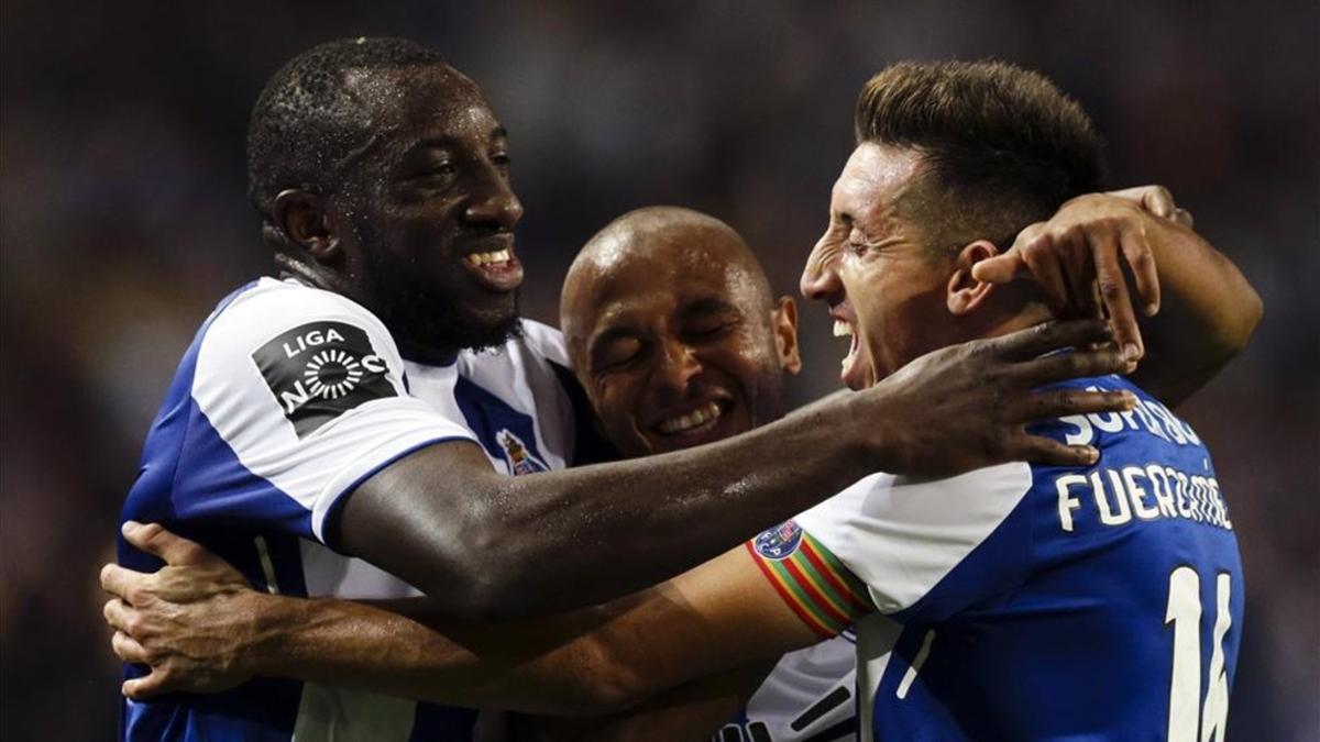 Brahim, Marega y Herrera se abrazan tras uno de los goles del Porto