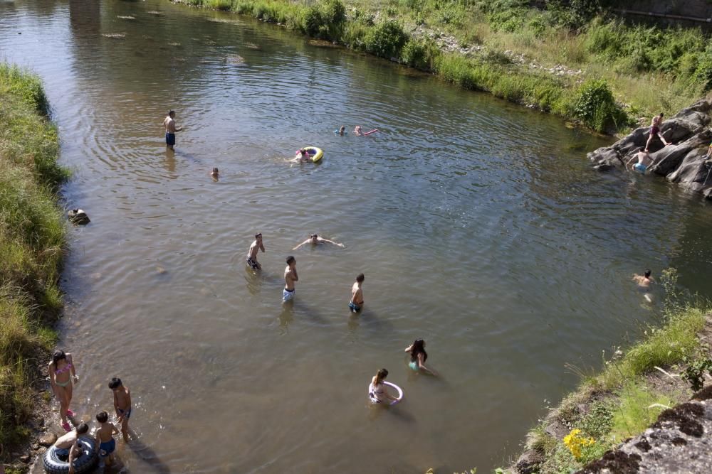 Bañistas en el río Nalón a su paso por Laviana.