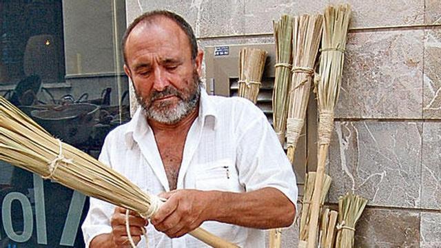 Gonzalo Sánchez trabajando en una de sus escobas.