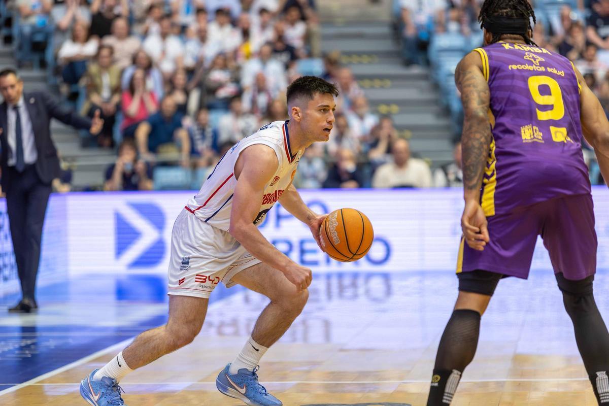 El Obradoiro arrasa en la 'guerra' con el Palencia El Obradoiro arrasa en la 'guerra' con el Palencia