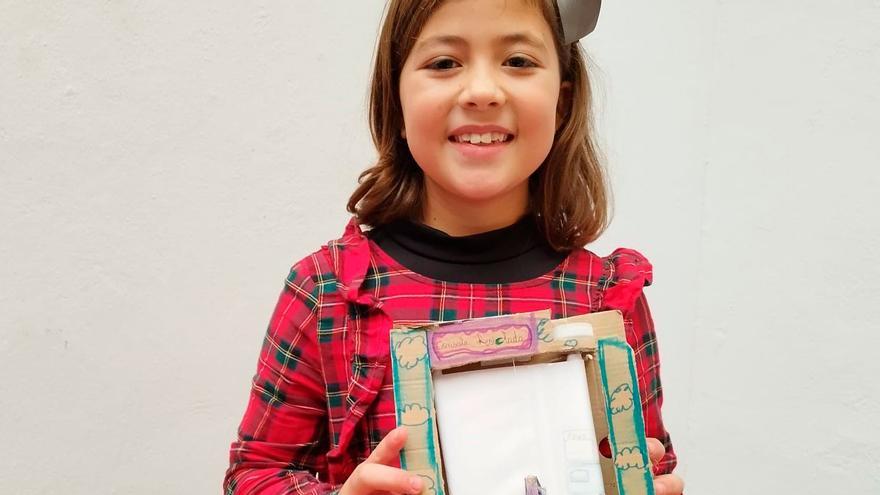 Los niños de Langreo reciclan la Navidad: llega la consola hecha con cartones y tapones de leche