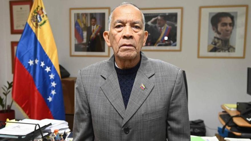 Martín Pacheco, cónsul de Venezuela en Vigo, este sábado en su despacho, desde donde seguía la situación del país