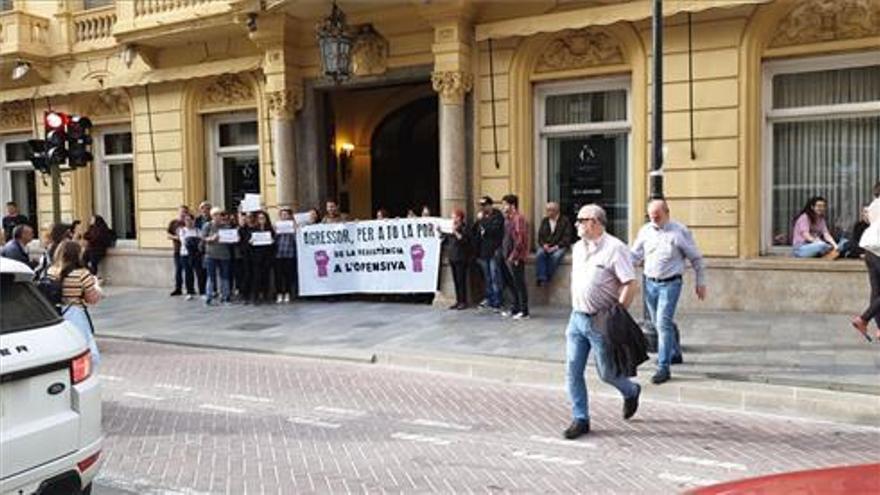 Feministas interrumpen una charla del youtuber Un tío blanco hetero en Castelló