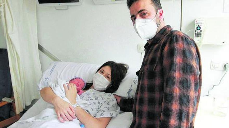 Daniel y María posan con el pequeño Antón, en el Hospital Universitario de Ourense. |   // IÑAKI OSORIO