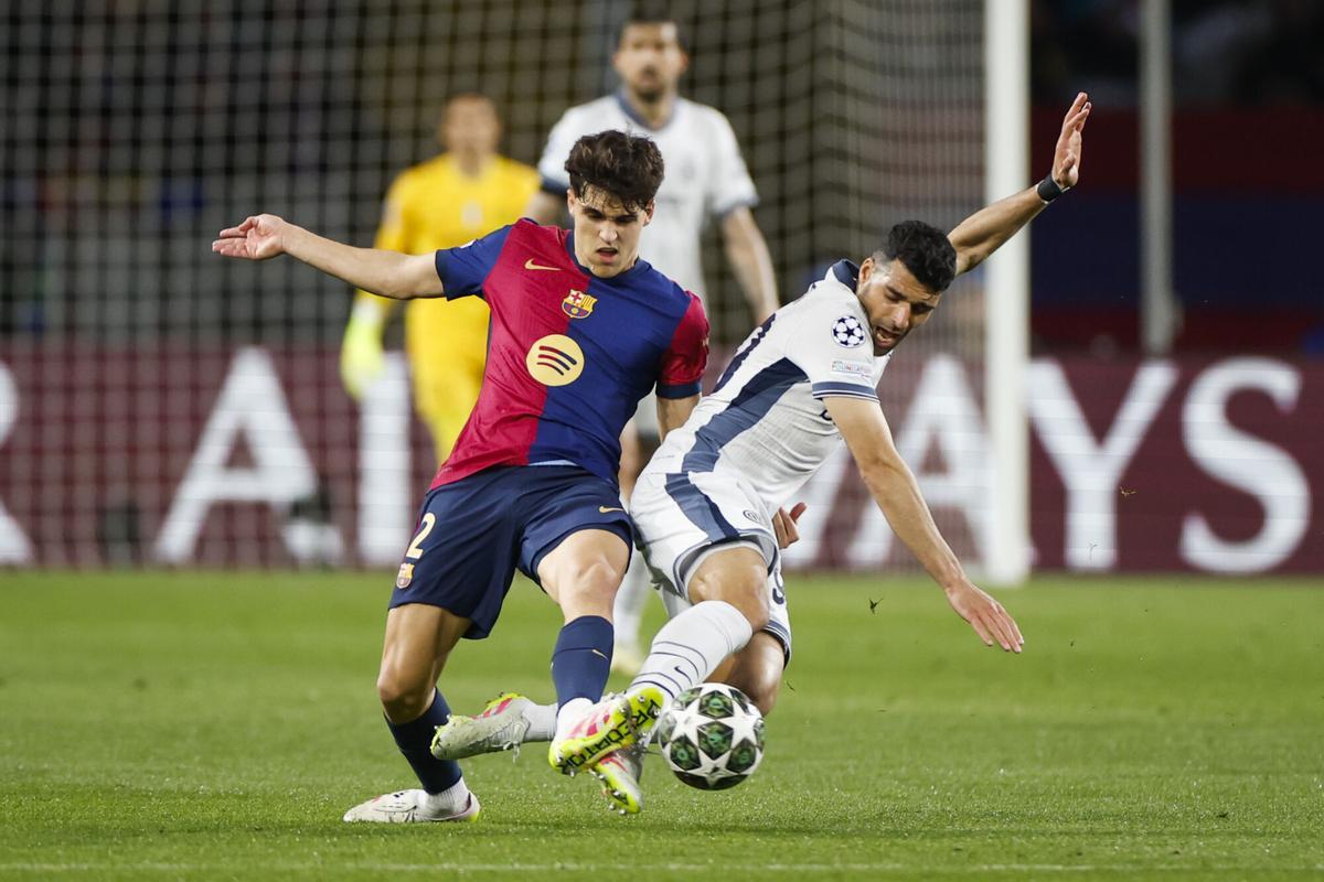 Pau Cubarsi lucha con Mehdi Taremi durante el Barça-Inter