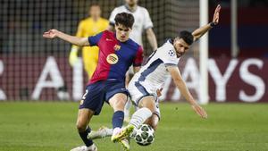 Pau Cubarsi lucha con Mehdi Taremi durante el Bar?a-Inter