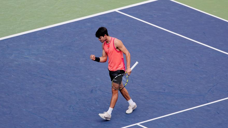 Alcaraz se desquita ante Monfils y avanza con paso firme hacia los cuartos de Shanghái