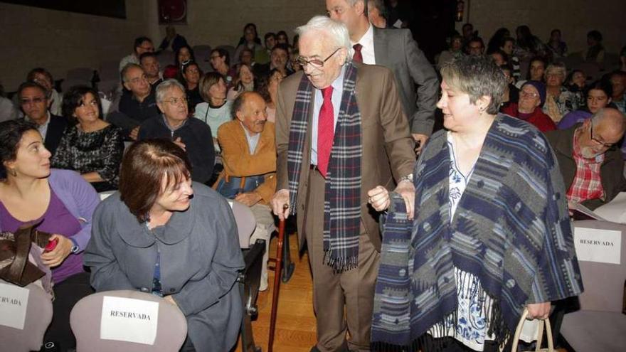 Neira Vilas acompañado por su sobrina, María Xosé Neira, y Valentín García, secretario de Política Lingüística (detrás).