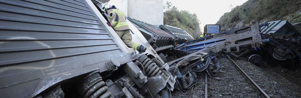 Vagones descarrilados en el accidentede ayer en a Xesta.