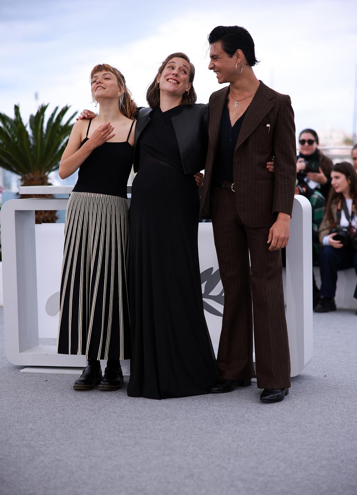 Carla Simón y el equipo de Romería posan en Cannes