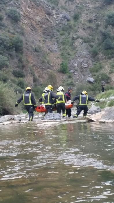 Dos heridos al despeñarse un coche en los Montes